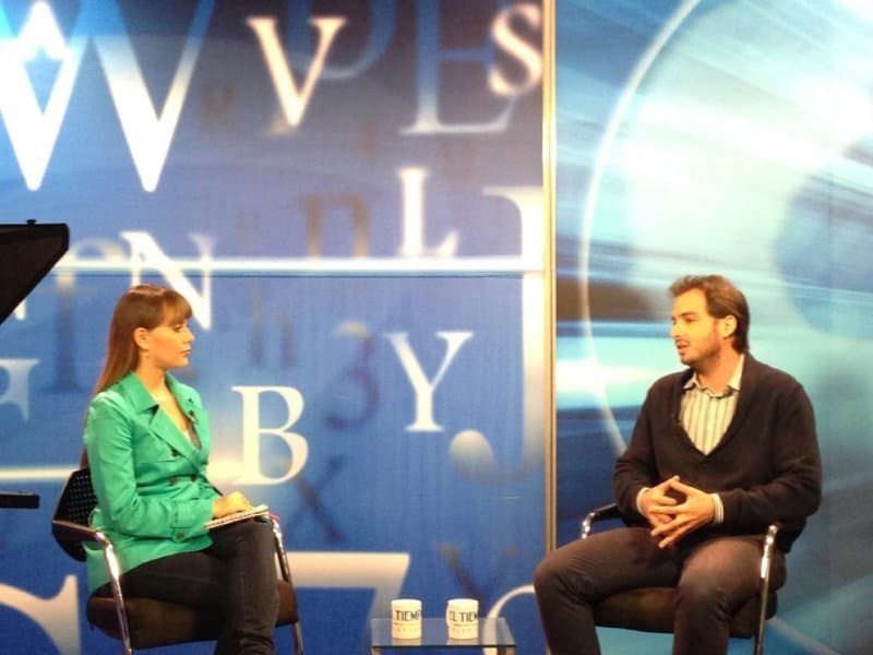 Damian Filut being interviewed on El Tiempo television